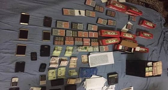 الإطاحة بـ 45 وافدًا يلعبون " القمار " في جدة