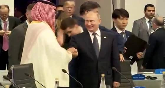 بالفيديو والصور.. مشهد طريف وعفوي بين سمو ولي العهد و " بوتين "